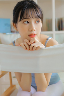 亲嘴伸进内衣揉胸口激烈图片